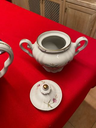 Teiera e zuccheriera in porcellana