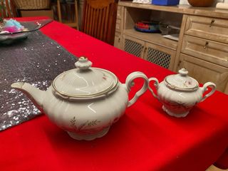 Teiera e zuccheriera in porcellana