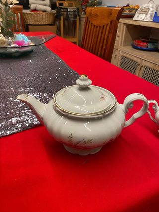 Teiera e zuccheriera in porcellana