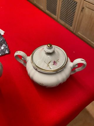 Teiera e zuccheriera in porcellana