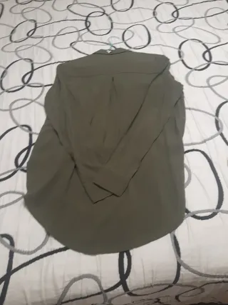 Camisa Alcott verde tela caída