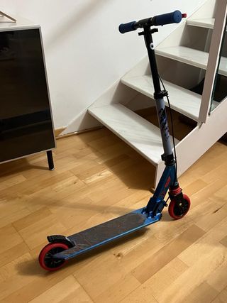 Patinete infantil azul como nuevo