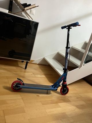 Patinete infantil azul como nuevo