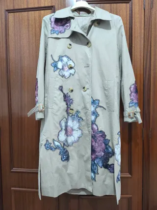 Gabardina Beige con Flores Moradas