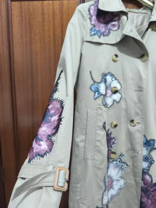 Gabardina Beige con Flores Moradas