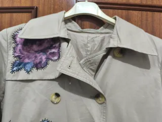 Gabardina Beige con Flores Moradas