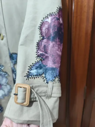 Gabardina Beige con Flores Moradas