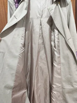 Gabardina Beige con Flores Moradas