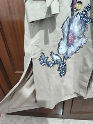 Gabardina Beige con Flores Moradas