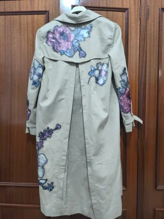 Gabardina Beige con Flores Moradas