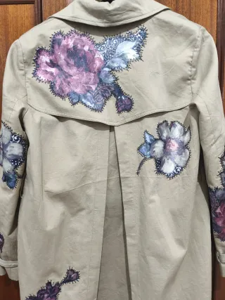 Gabardina Beige con Flores Moradas