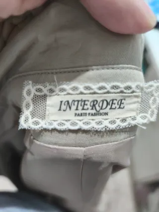 Gabardina Beige con Flores Moradas