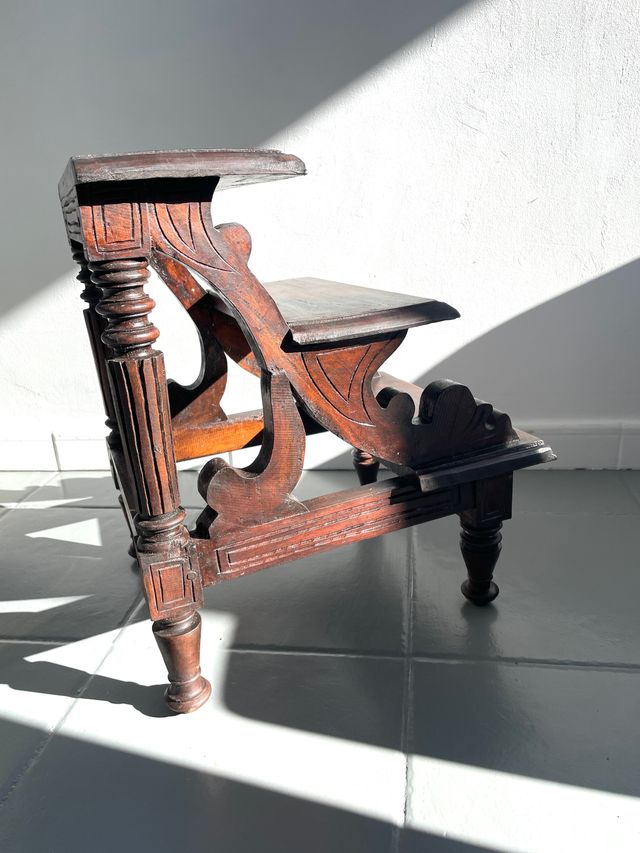 Piccola Scala Antica in Legno Intagliato