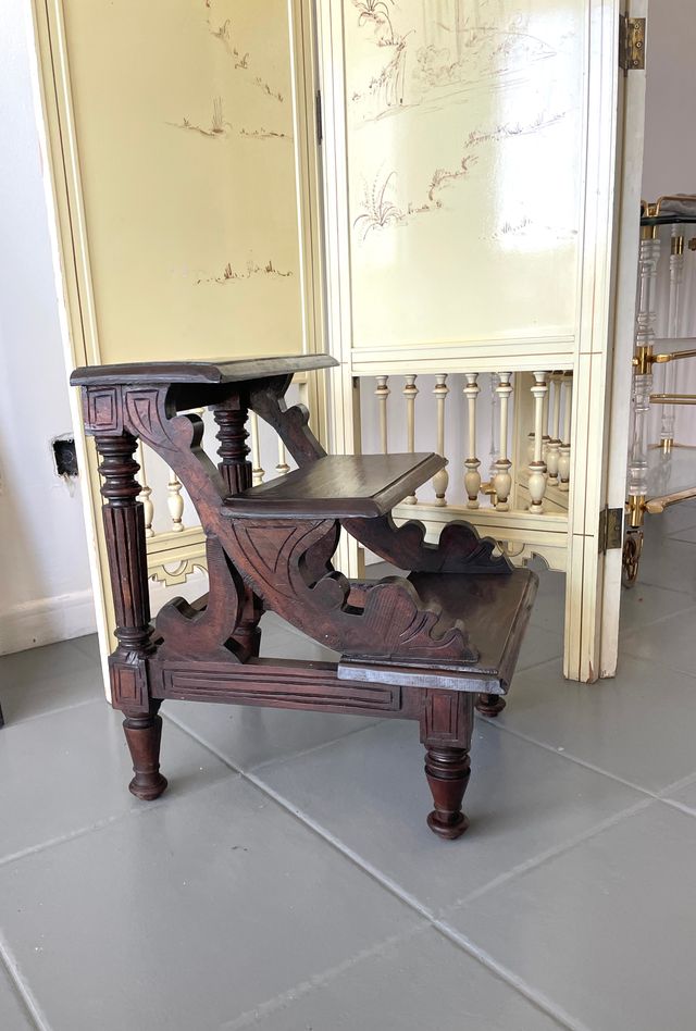 Piccola Scala Antica in Legno Intagliato