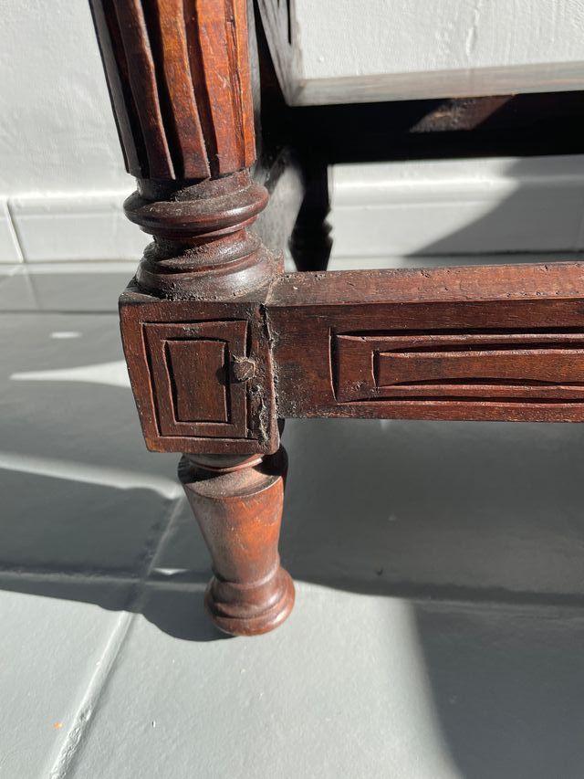 Piccola Scala Antica in Legno Intagliato