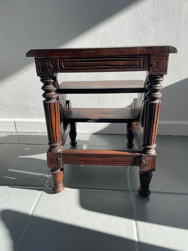 Piccola Scala Antica in Legno Intagliato