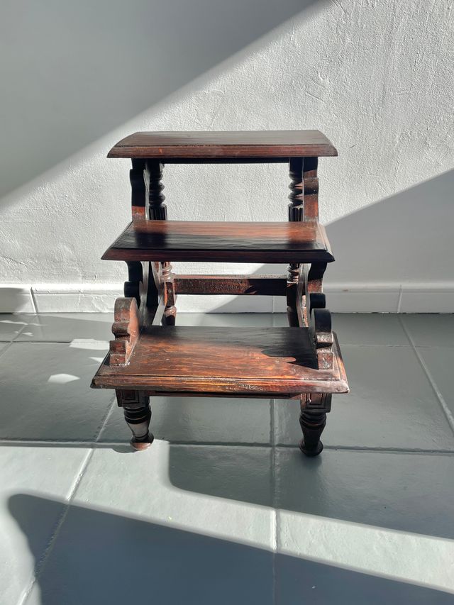 Piccola Scala Antica in Legno Intagliato