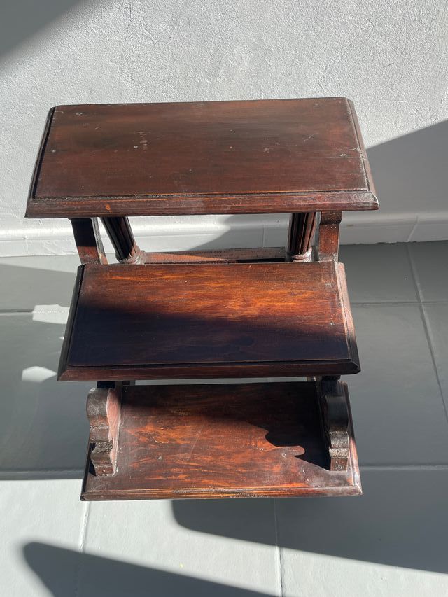 Piccola Scala Antica in Legno Intagliato