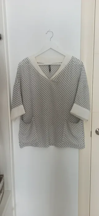 Blusa escote pico estampada Talla L