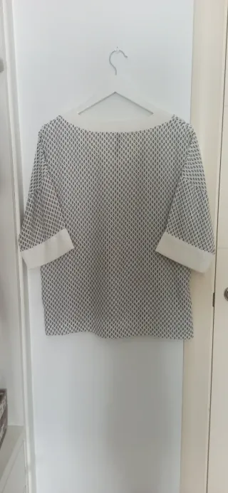 Blusa escote pico estampada Talla L