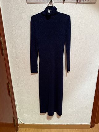 Vestido fiesta azul cuello alto manga larga.