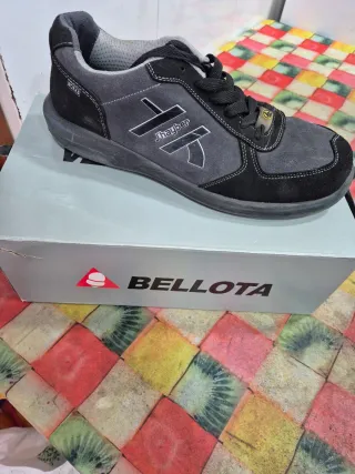 Zapatos de seguridad Bellota negros y grises