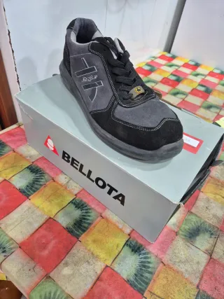 Zapatos de seguridad Bellota negros y grises