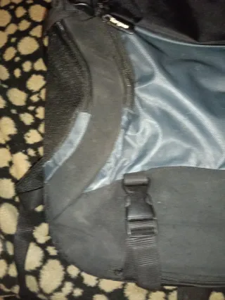 Mochila negra y gris para campo