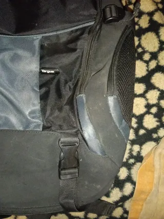 Mochila negra y gris para campo