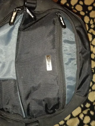 Mochila negra y gris para campo