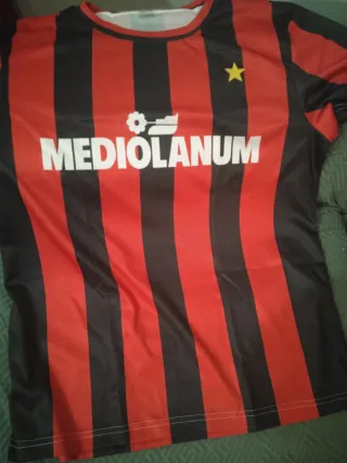 Camiseta de fútbol rayas rojas y negras