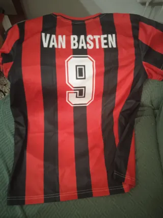 Camiseta de fútbol rayas rojas y negras