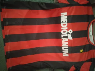 Camiseta de fútbol rayas rojas y negras
