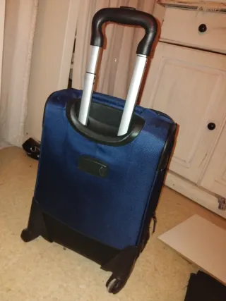 Maleta de viaje azul con ruedas