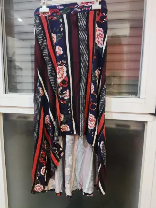 Falda larga estampada asimétrica