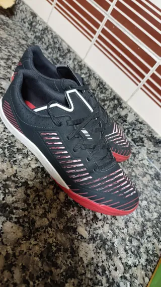 Zapatillas deportivas negras y rojas