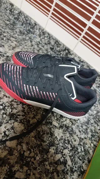 Zapatillas deportivas negras y rojas