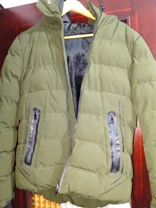 Chaqueta verde acolchada con capucha