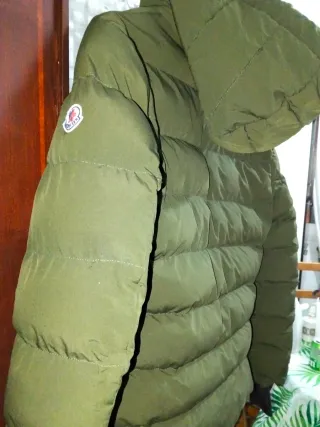 Chaqueta verde acolchada con capucha