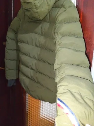 Chaqueta verde acolchada con capucha