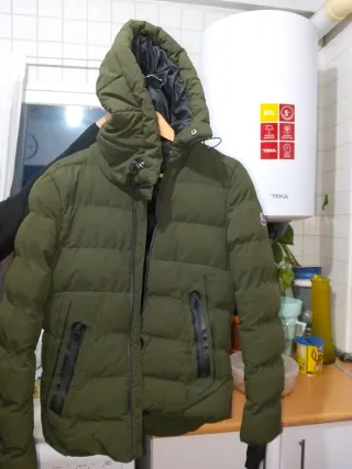 Chaqueta verde acolchada con capucha