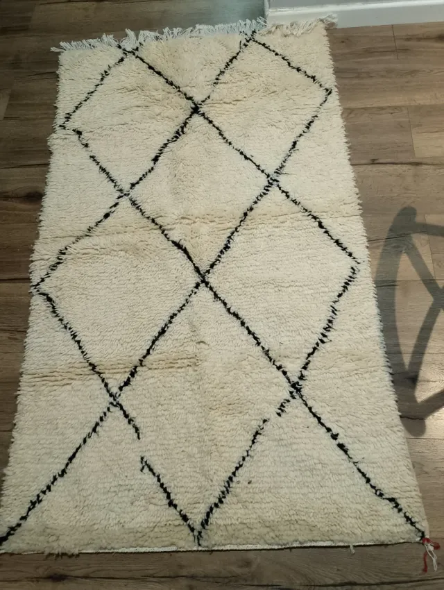 Alfombra artesanal beige y negra