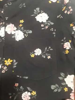 Blusa floral negra y rosa