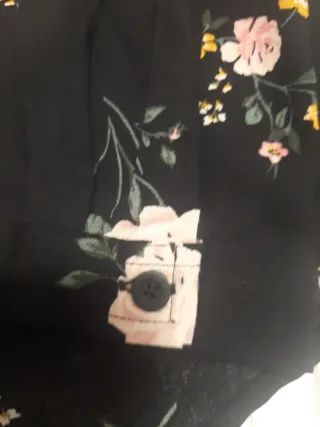 Blusa floral negra y rosa