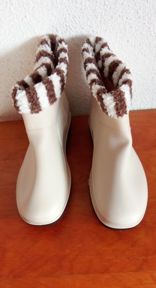 Botas de lluvia beige con forro marrón