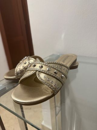 Sandalias doradas Tulipano con pedrería