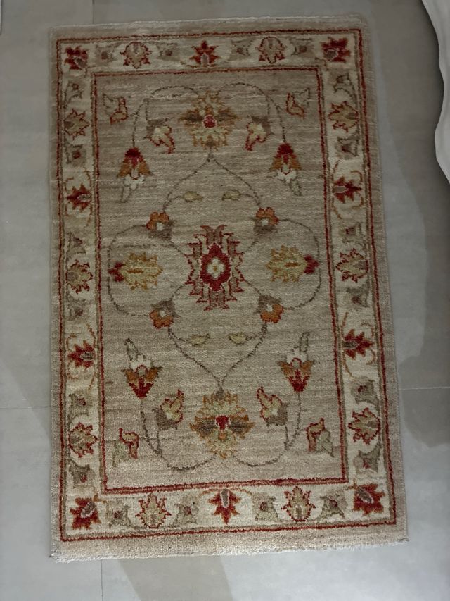 Tapetes de lã bege e vermelho