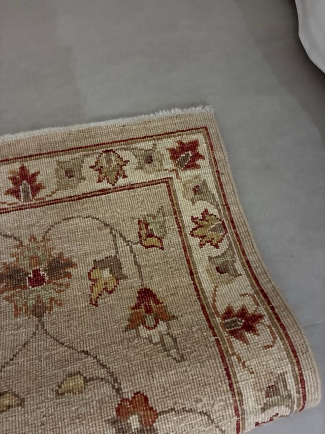 Tapetes de lã bege e vermelho