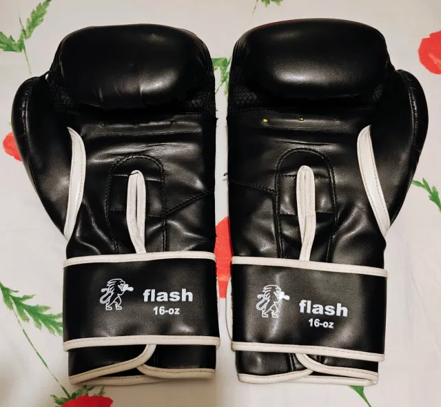 Guantes de boxeo Leone y complementos