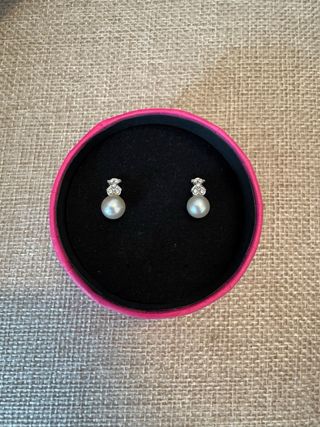 Pendientes Tous de oro blanco, perlas y diamantes.